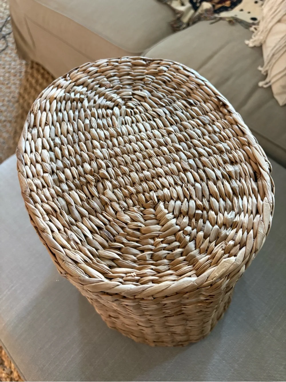 ADORABLE vintage natural woven seagrass basket with daisy floral embellishment